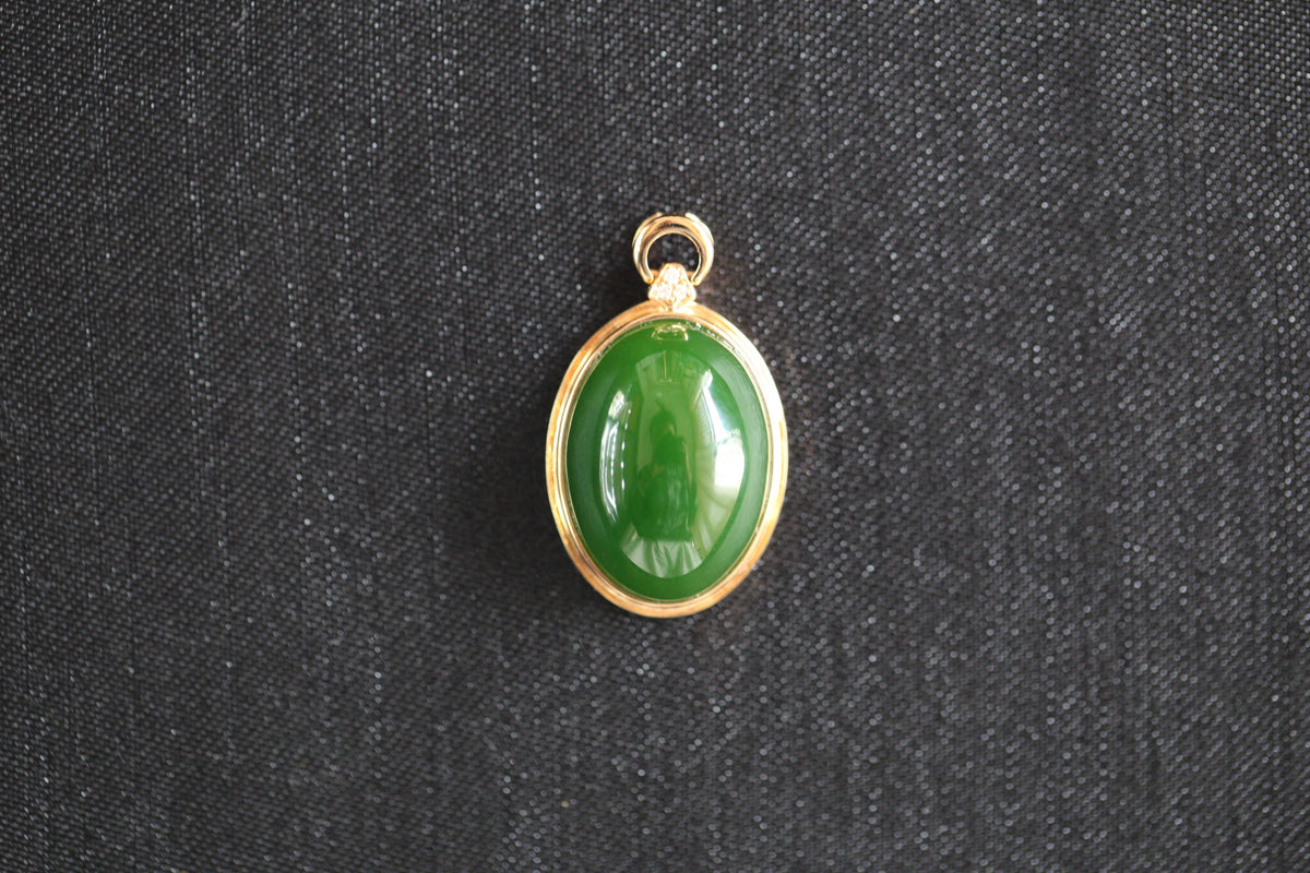 GALET 010 · Spinach Green — nephrite jade pendant, setting detail
