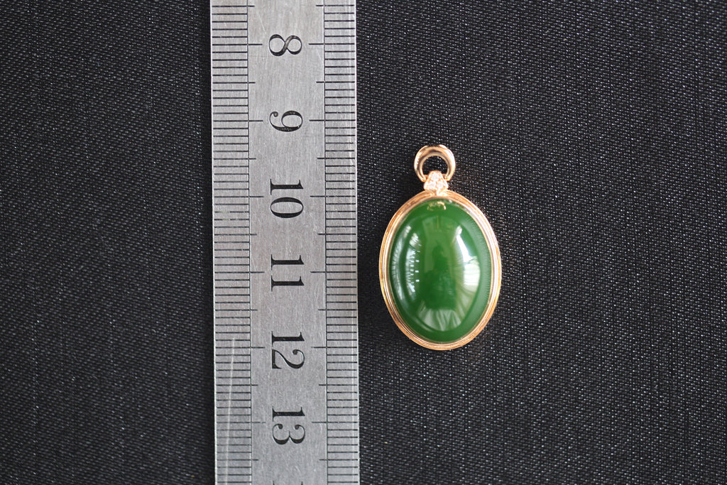 GALET 010 · Spinach Green — nephrite jade pendant, size reference