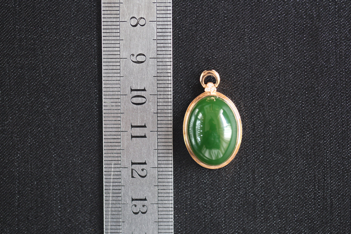 GALET 010 · Spinach Green — nephrite jade pendant, size reference