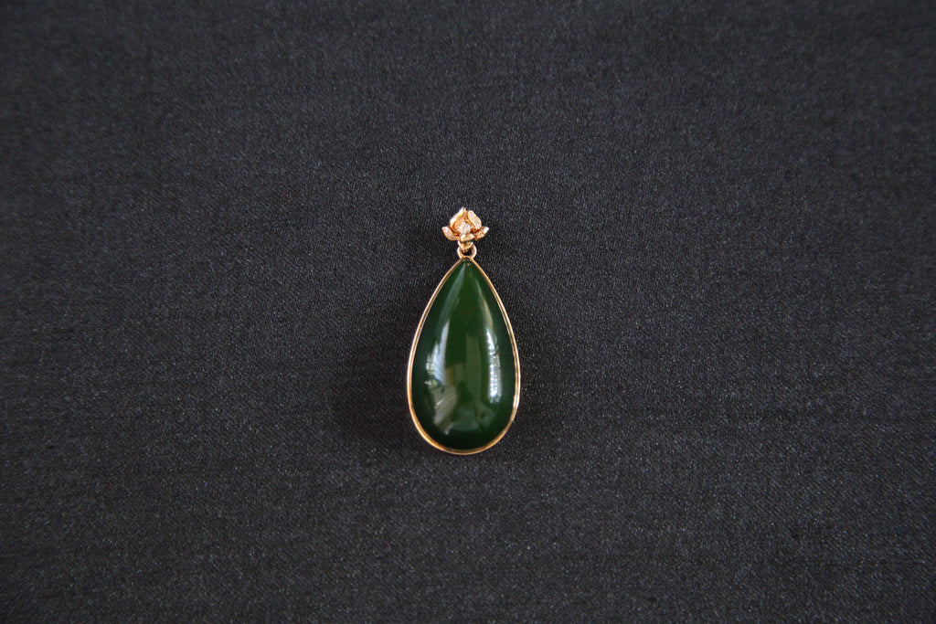 GALET 011 · Spinach Green — nephrite jade pendant, front