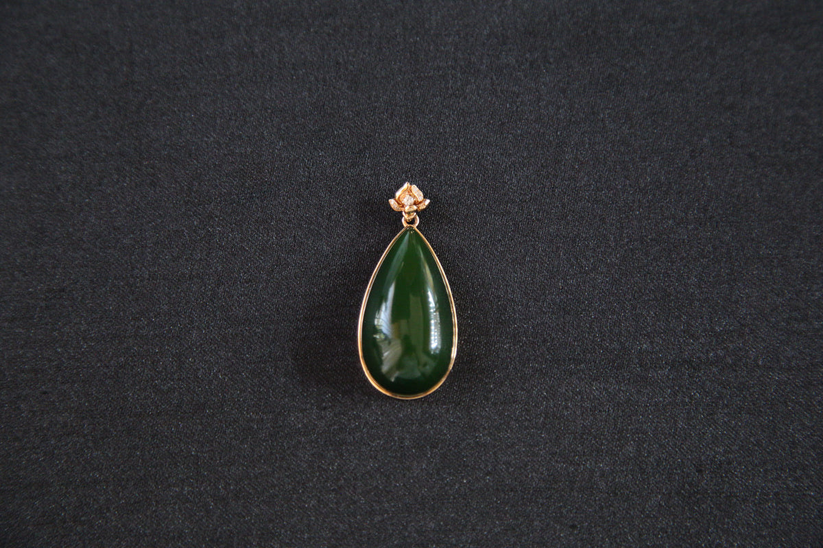GALET 011 · Spinach Green — nephrite jade pendant, front
