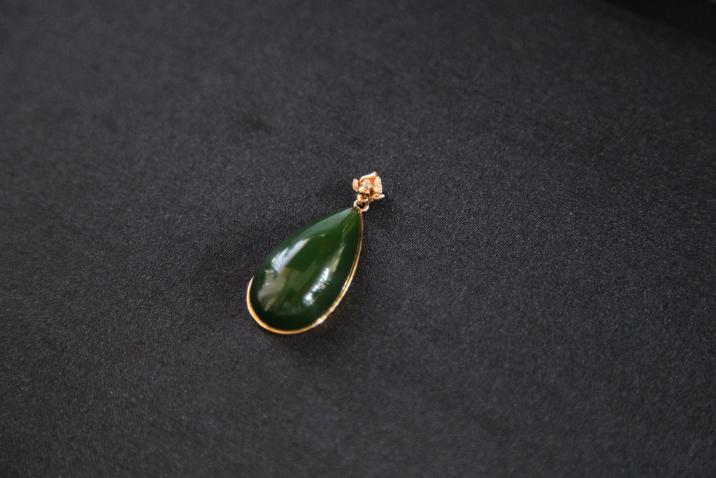 GALET 011 · Spinach Green — nephrite jade pendant, detail