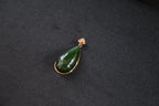 GALET 011 · Spinach Green — nephrite jade pendant, detail