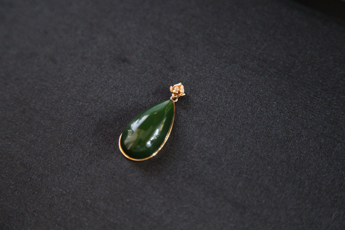 GALET 011 · Spinach Green — nephrite jade pendant, detail