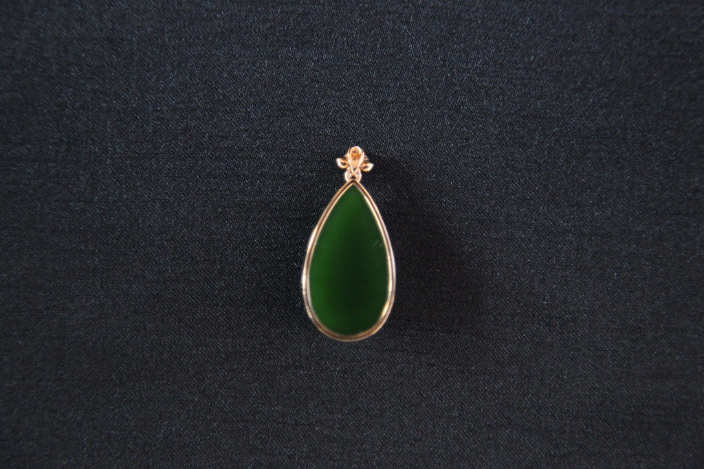 GALET 011 · Spinach Green — nephrite jade pendant, close view