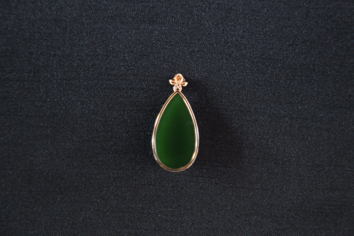 GALET 011 · Spinach Green — nephrite jade pendant, close view