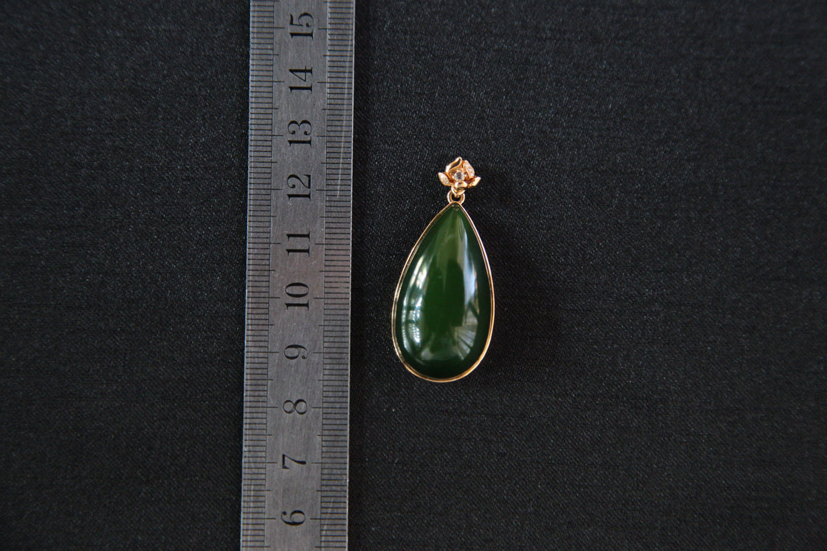 GALET 011 · Spinach Green — nephrite jade pendant, size reference