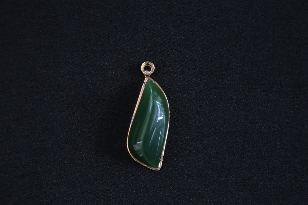 GALET 012 · Spinach Green — nephrite jade pendant, front