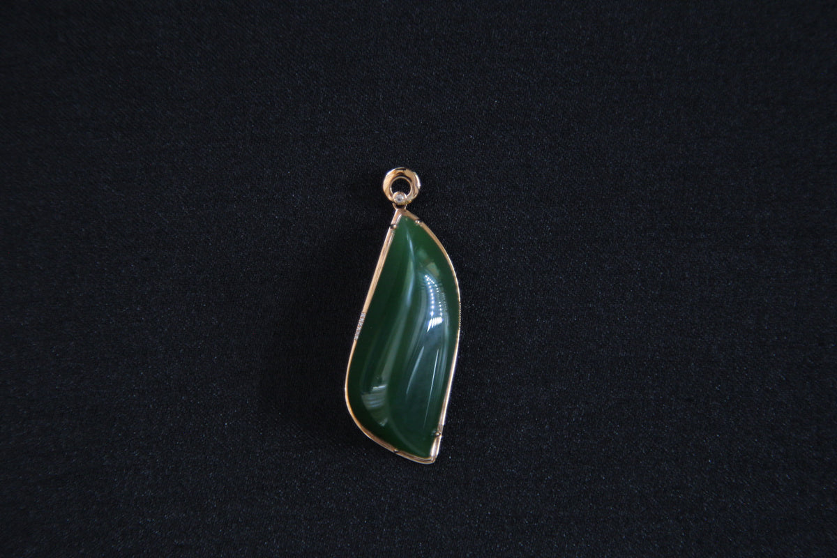 GALET 012 · Spinach Green — nephrite jade pendant, front