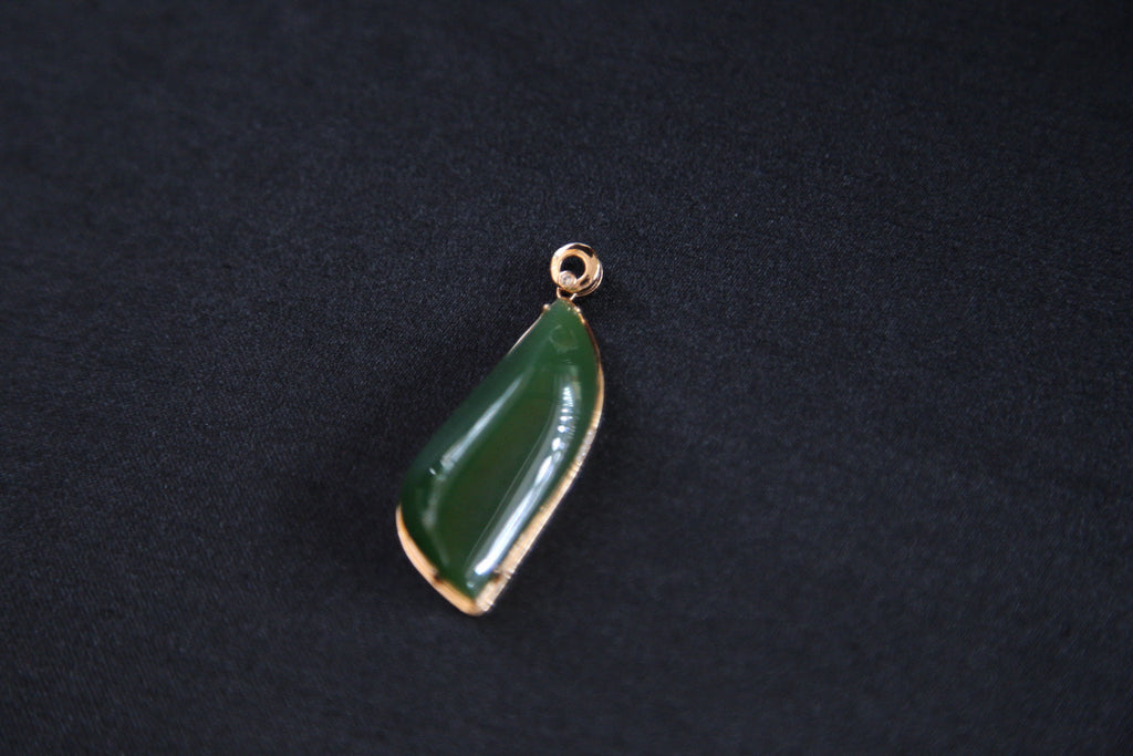 GALET 012 · Spinach Green — nephrite jade pendant, detail