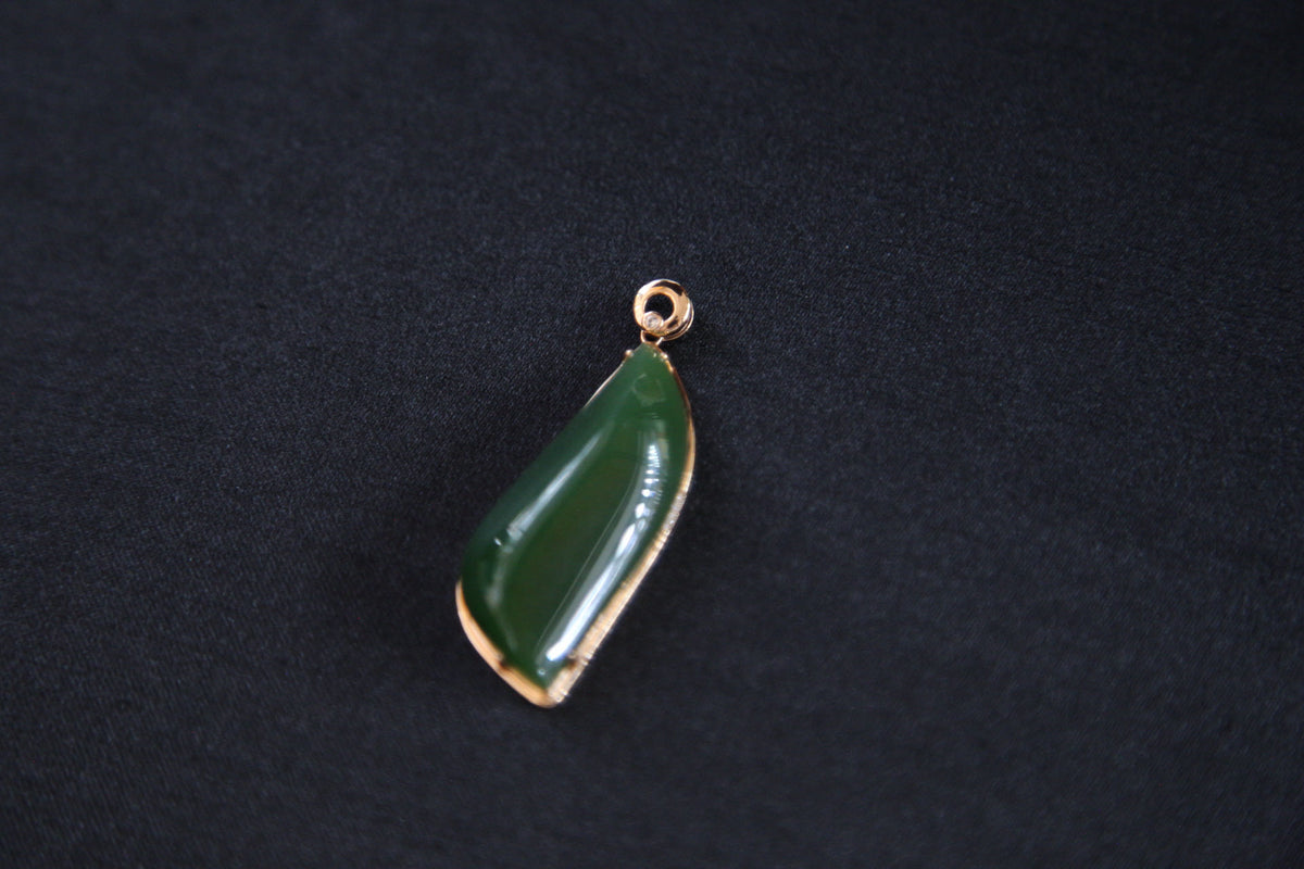 GALET 012 · Spinach Green — nephrite jade pendant, detail
