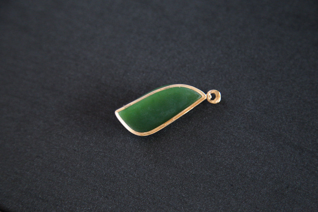 GALET 012 · Spinach Green — nephrite jade pendant, close view