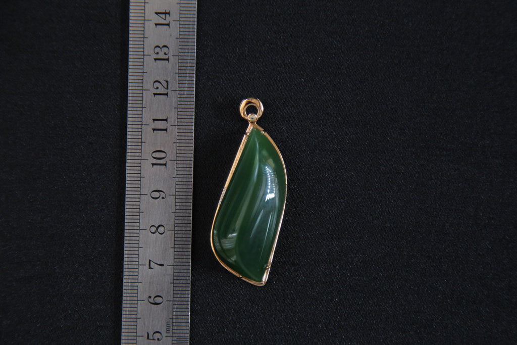 GALET 012 · Spinach Green — nephrite jade pendant, size reference