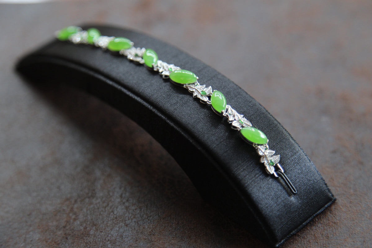 GALET 013 · Willow Green — nephrite jade bracelet, detail