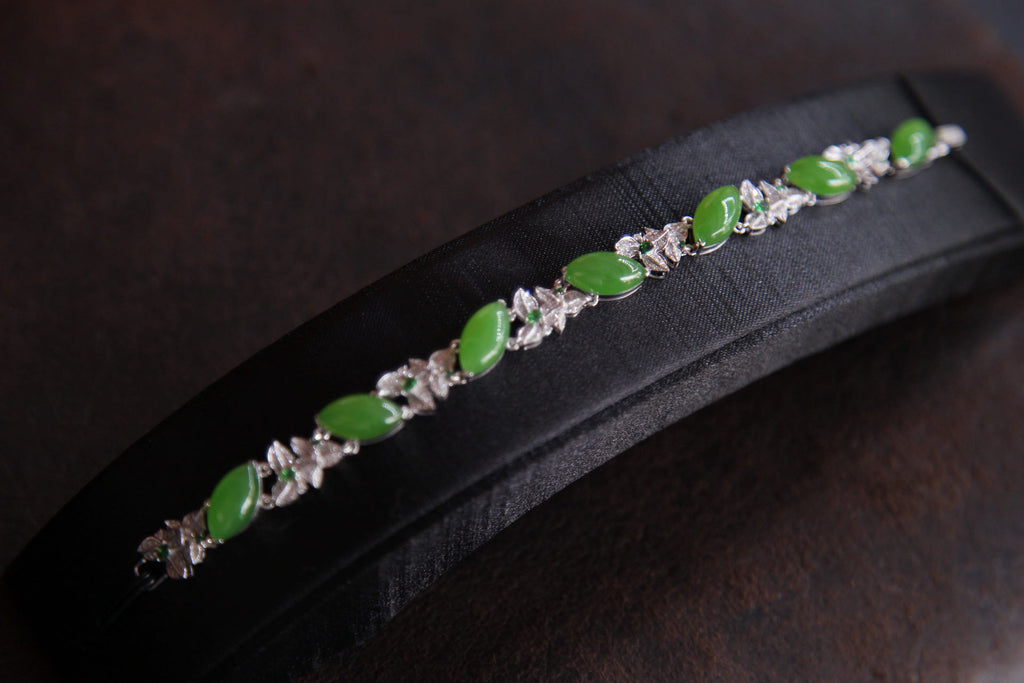 GALET 013 · Willow Green — nephrite jade bracelet, close view