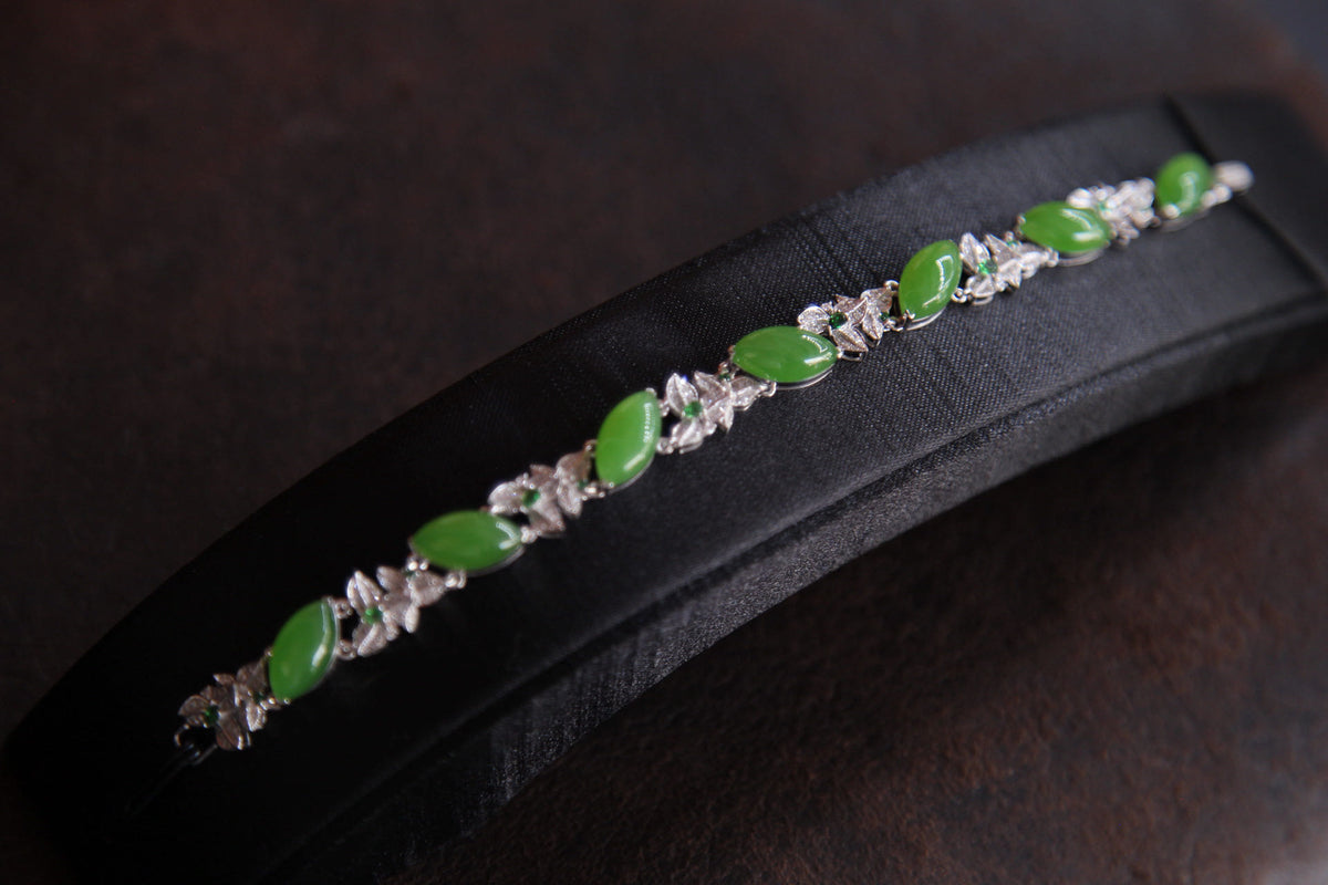 GALET 013 · Willow Green — nephrite jade bracelet, close view