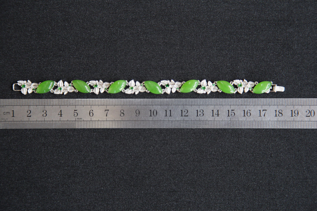 GALET 013 · Willow Green — nephrite jade bracelet, size reference