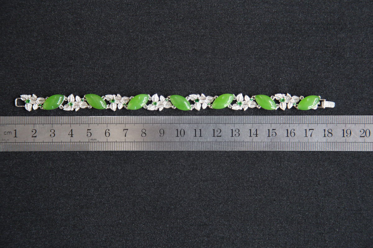 GALET 013 · Willow Green — nephrite jade bracelet, size reference