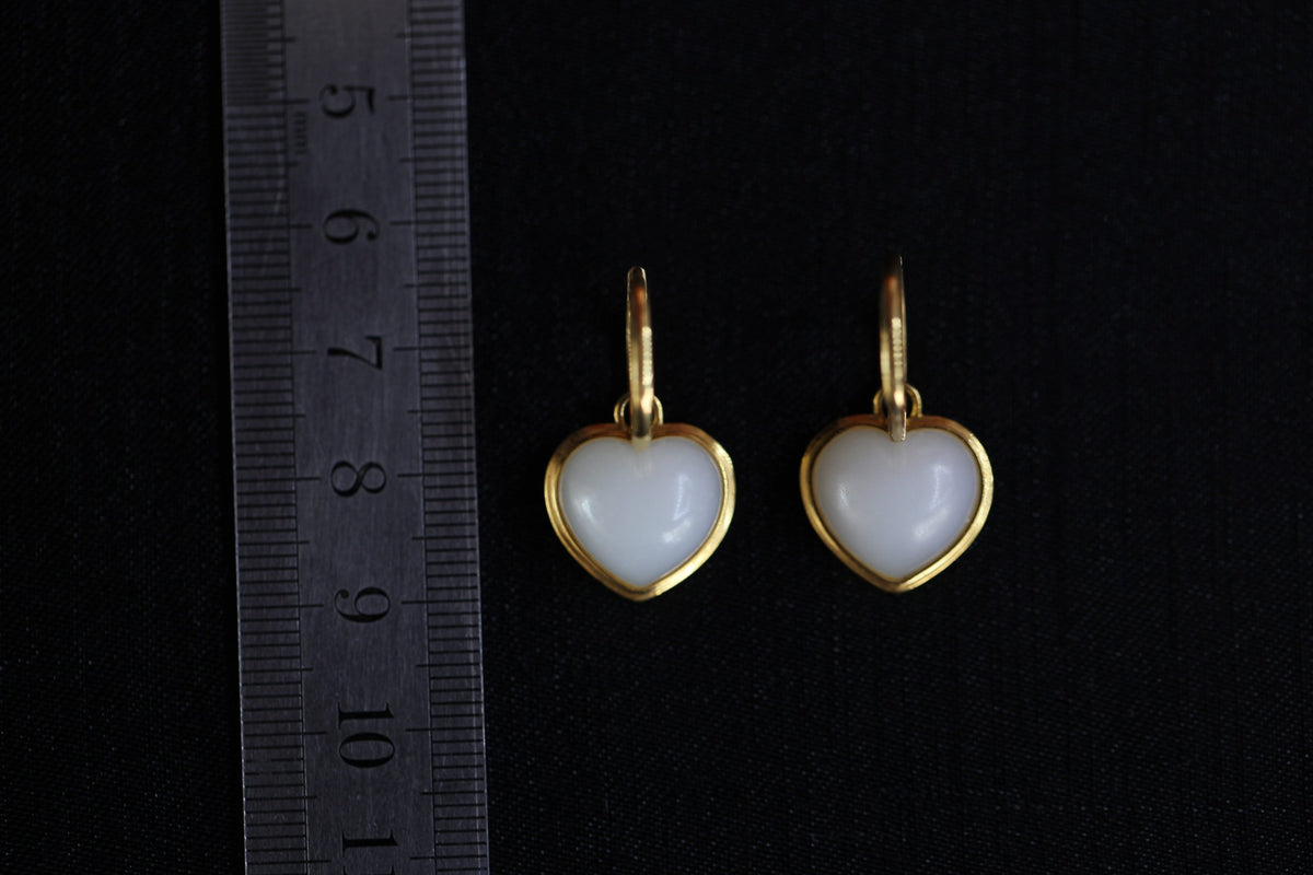 GALET 014 · Suet White — nephrite jade earrings, size reference
