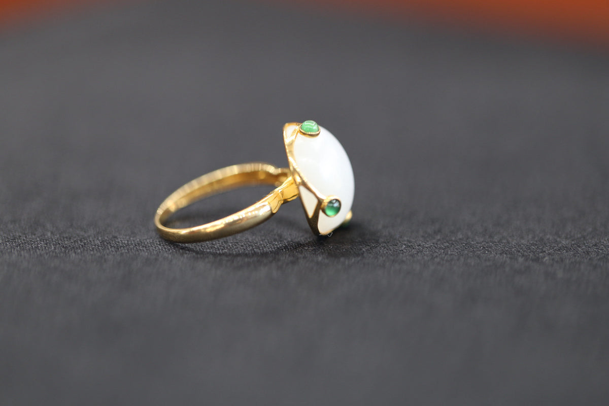 GALET 017 · Suet White — nephrite jade ring, detail