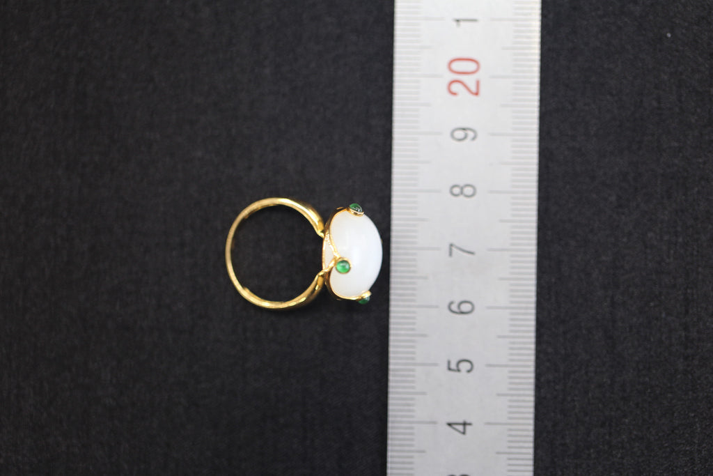 GALET 017 · Suet White — nephrite jade ring, size reference