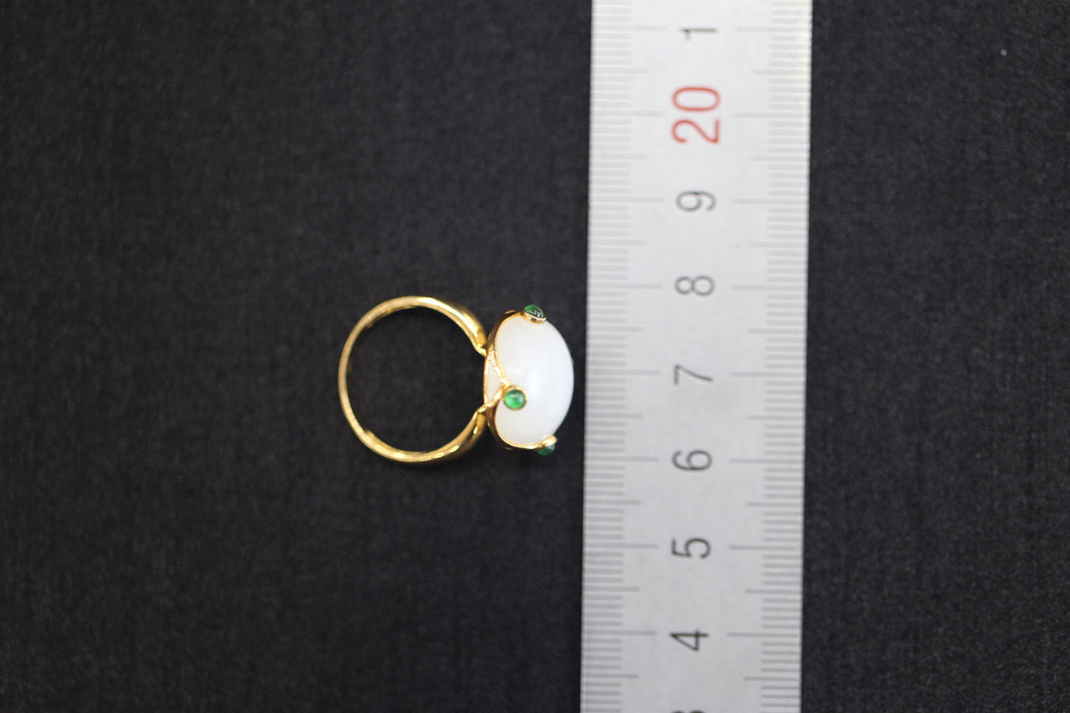 GALET 017 · Suet White — nephrite jade ring, size reference