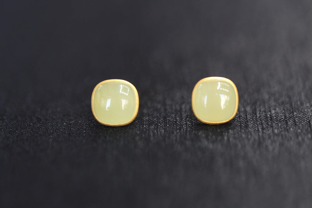GALET 020 · Golden Green — nephrite jade earrings, front