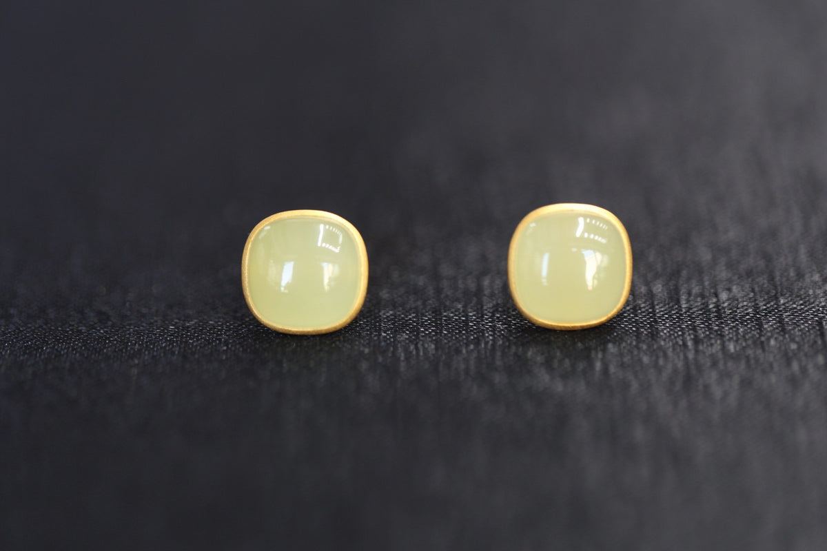 GALET 020 · Golden Green — nephrite jade earrings, front