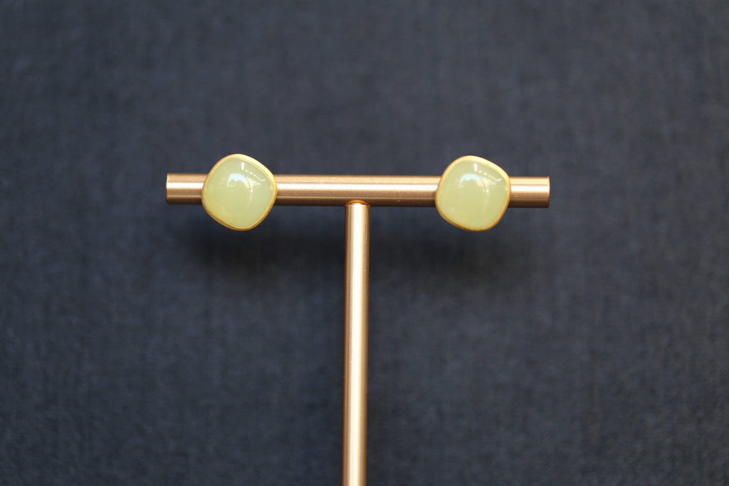GALET 020 · Golden Green — nephrite jade earrings, detail