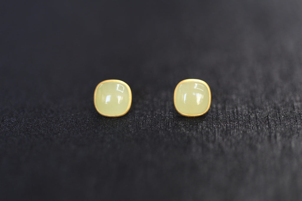GALET 020 · Golden Green — nephrite jade earrings, close view