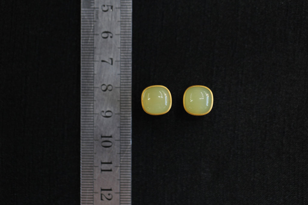 GALET 020 · Golden Green — nephrite jade earrings, size reference