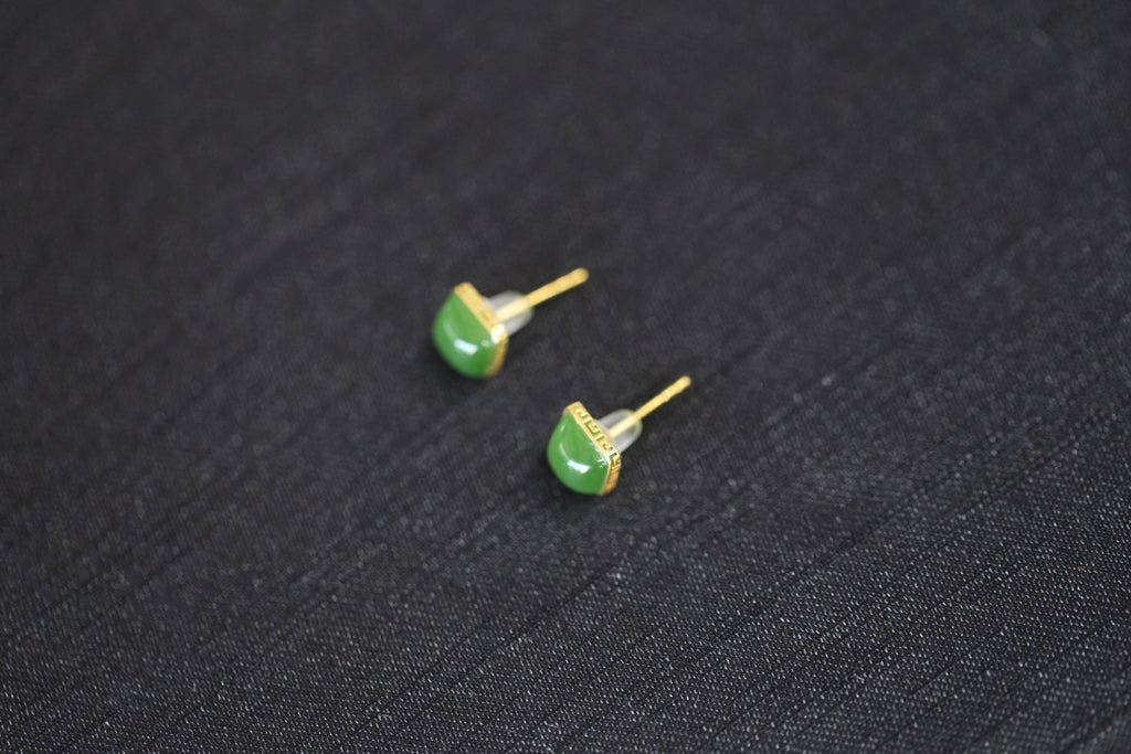 GALET 022 · Spinach Green — nephrite jade earrings, close view