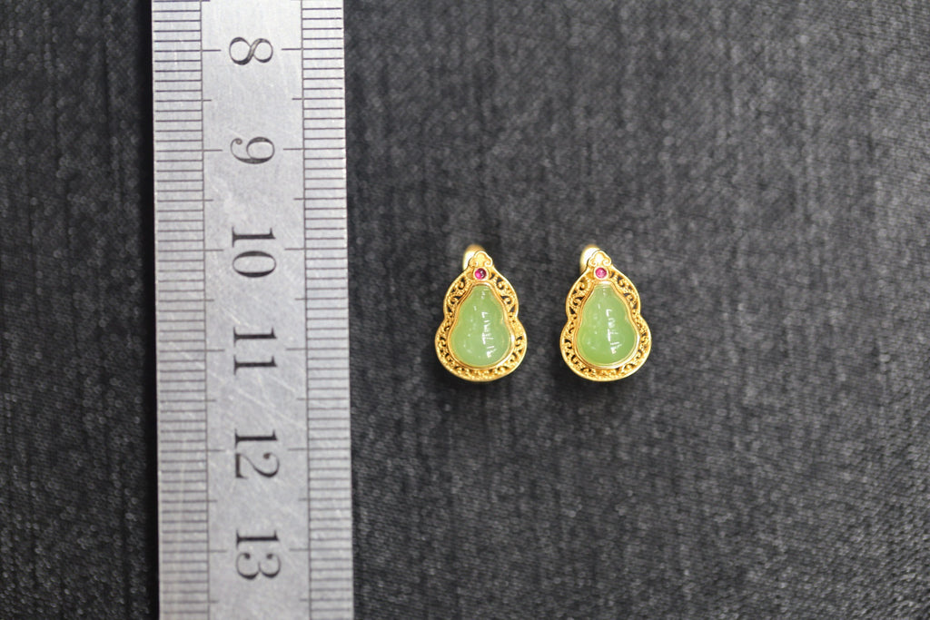 GALET 023 · Willow Green — nephrite jade earrings, size reference
