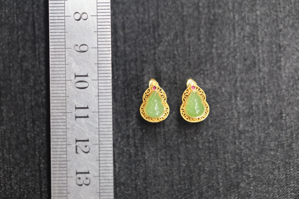 GALET 023 · Willow Green — nephrite jade earrings, size reference