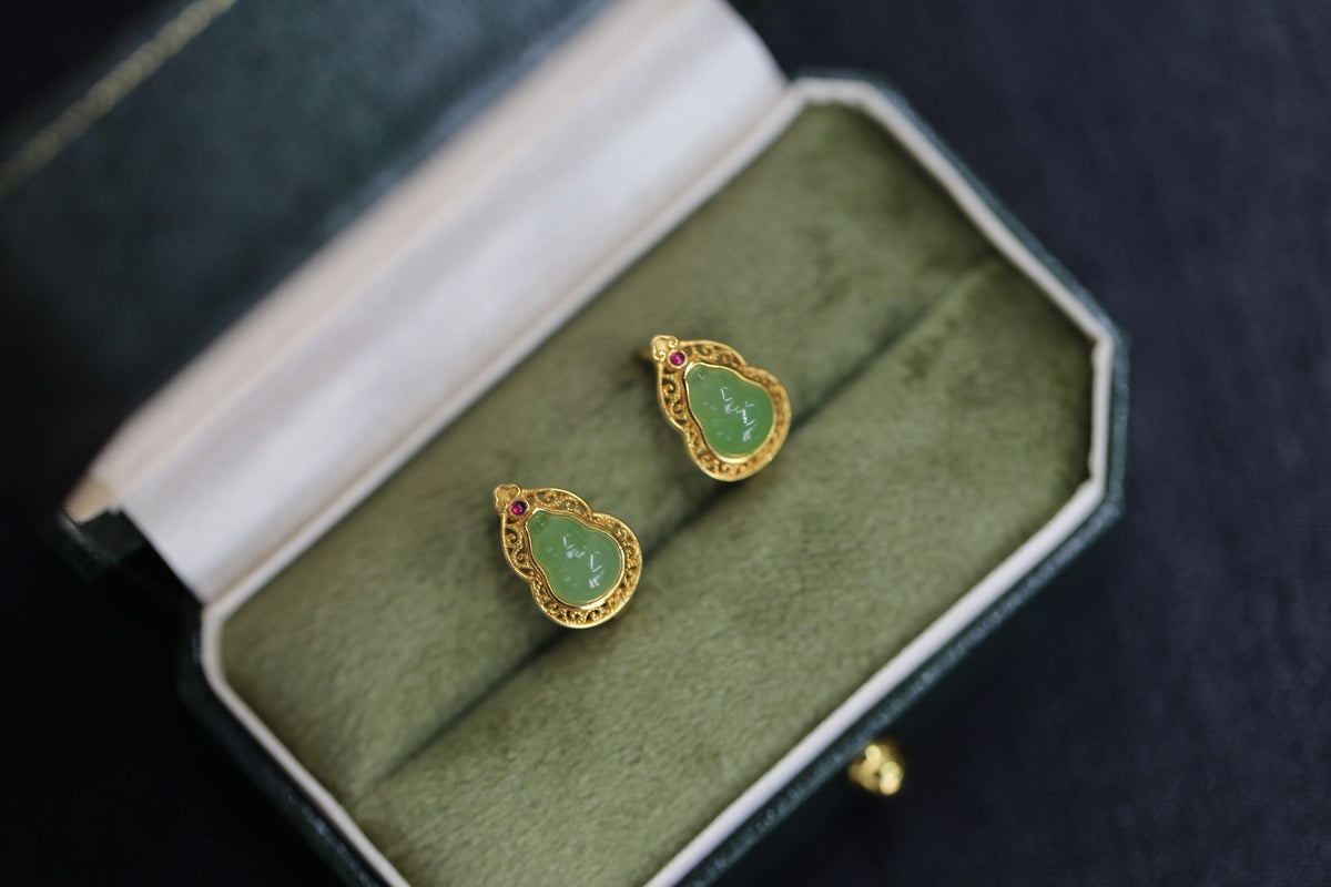 GALET 023 · Willow Green — nephrite jade earrings, packaging