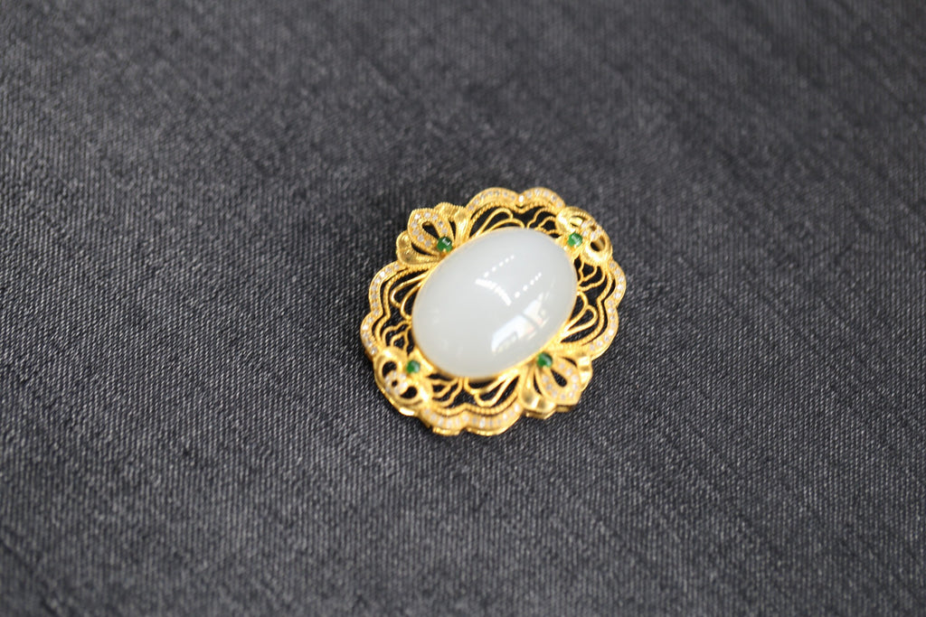 GALET 025 · Suet White — nephrite jade pendant, detail