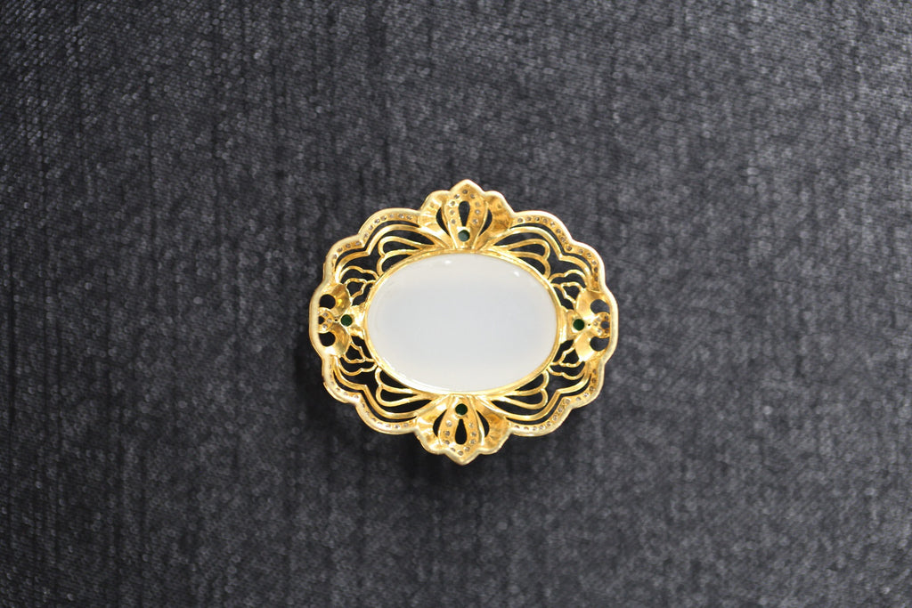GALET 025 · Suet White — nephrite jade pendant, close view