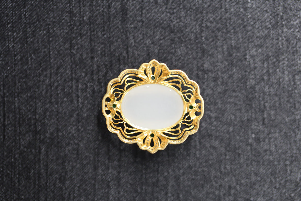 GALET 025 · Suet White — nephrite jade pendant, close view