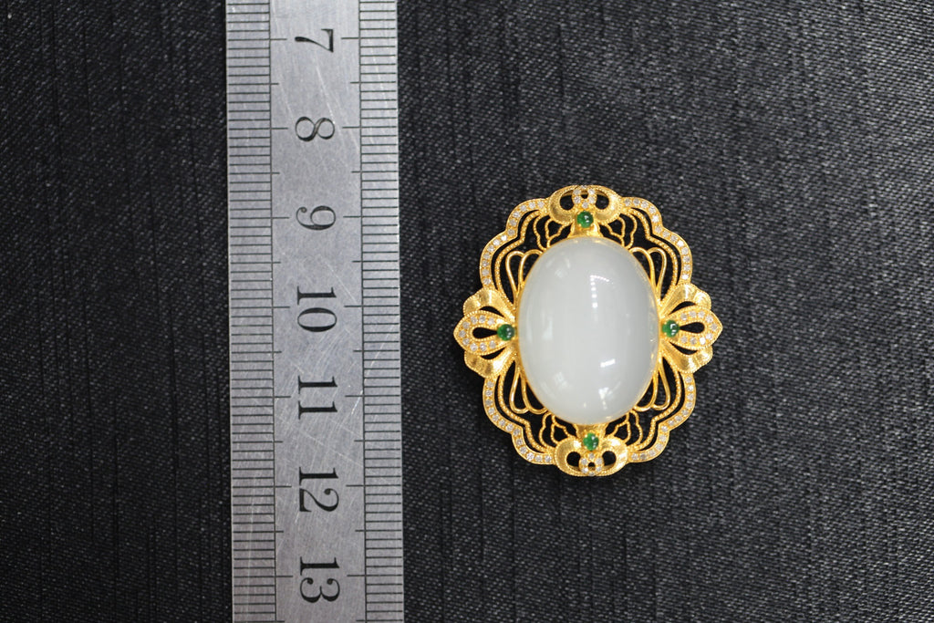 GALET 025 · Suet White — nephrite jade pendant, size reference