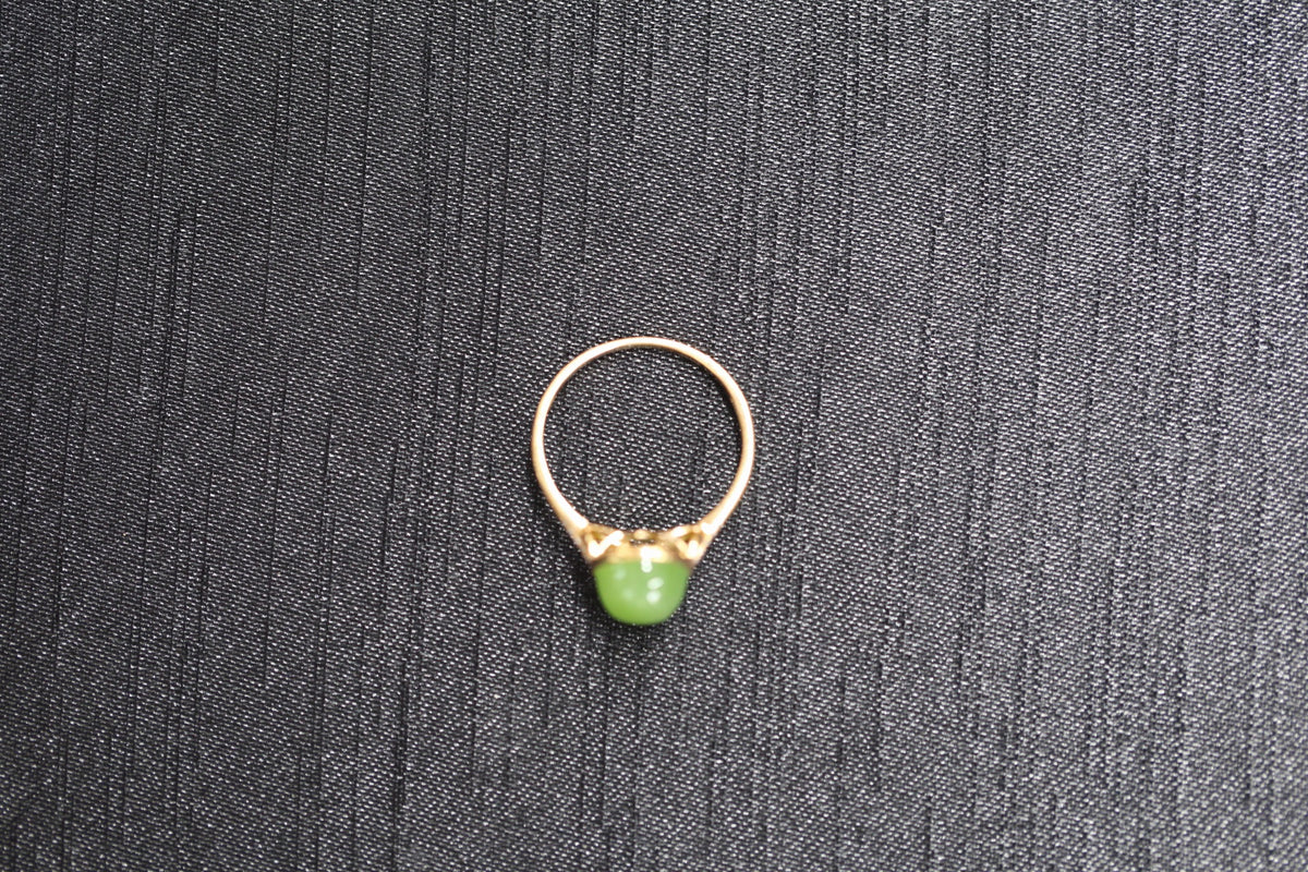 GALET 026 · Willow Green — nephrite jade ring, detail