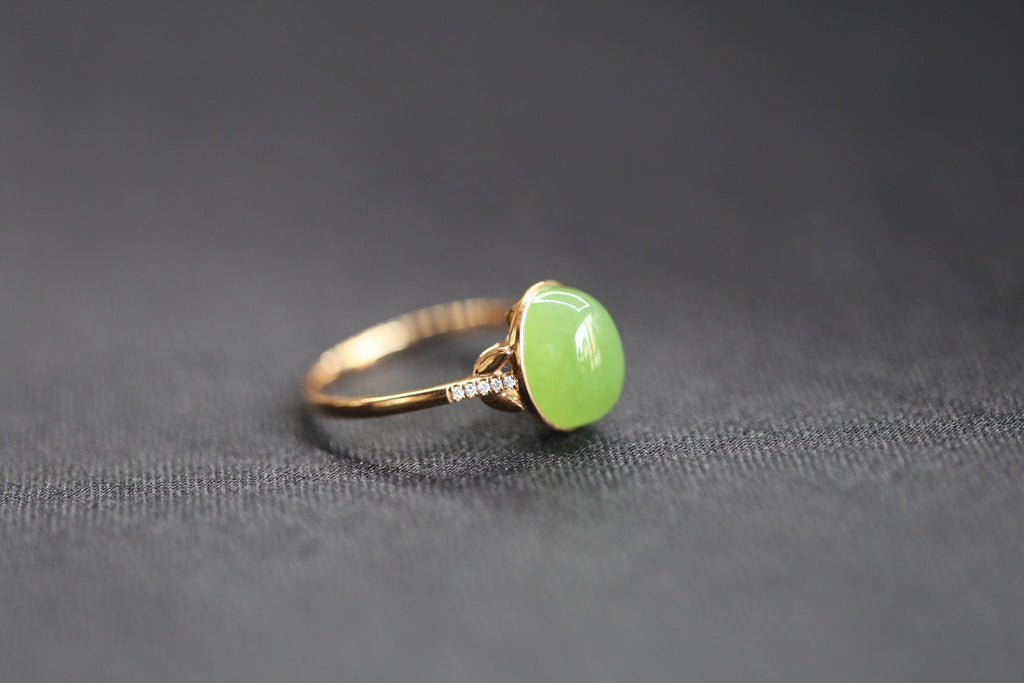 GALET 026 · Willow Green — nephrite jade ring, close view