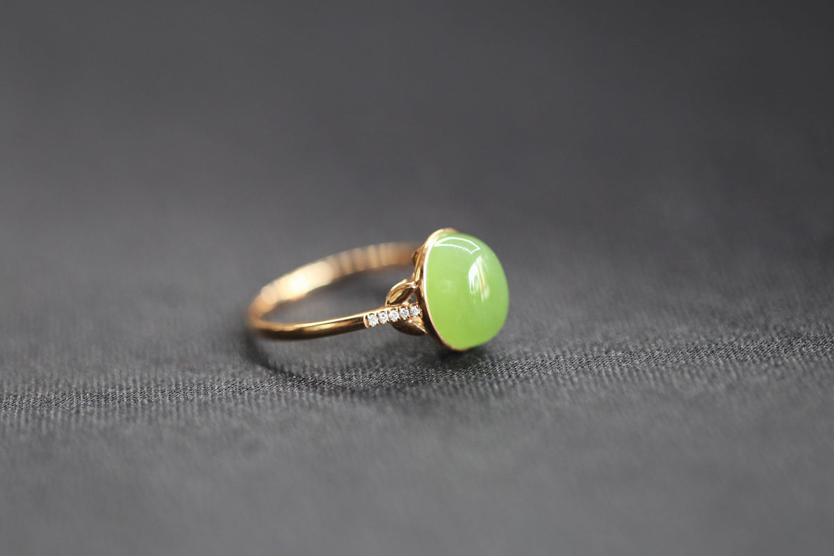 GALET 026 · Willow Green — nephrite jade ring, close view