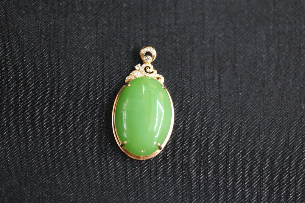 GALET 027 · Willow Green — nephrite jade pendant, front