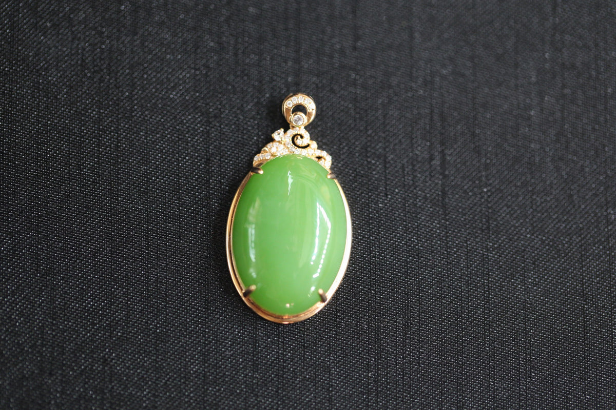 GALET 027 · Willow Green — nephrite jade pendant, front