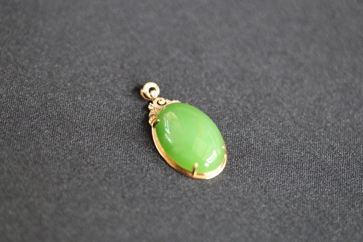 GALET 027 · Willow Green — nephrite jade pendant, detail