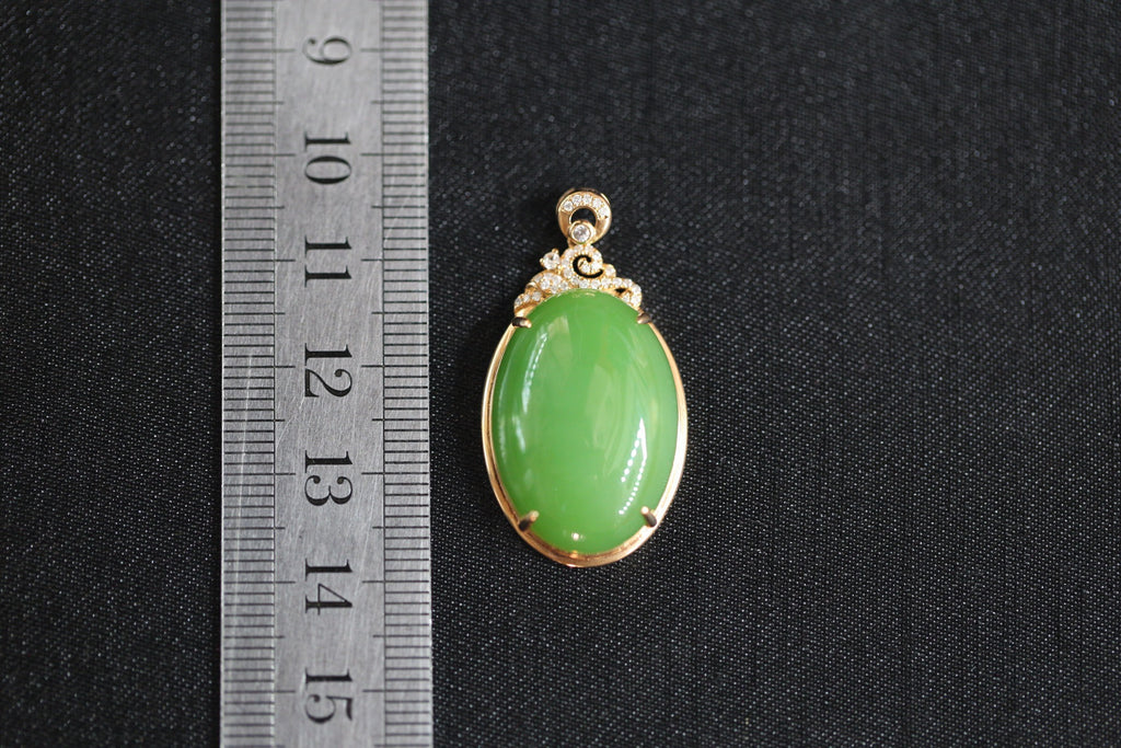 GALET 027 · Willow Green — nephrite jade pendant, size reference