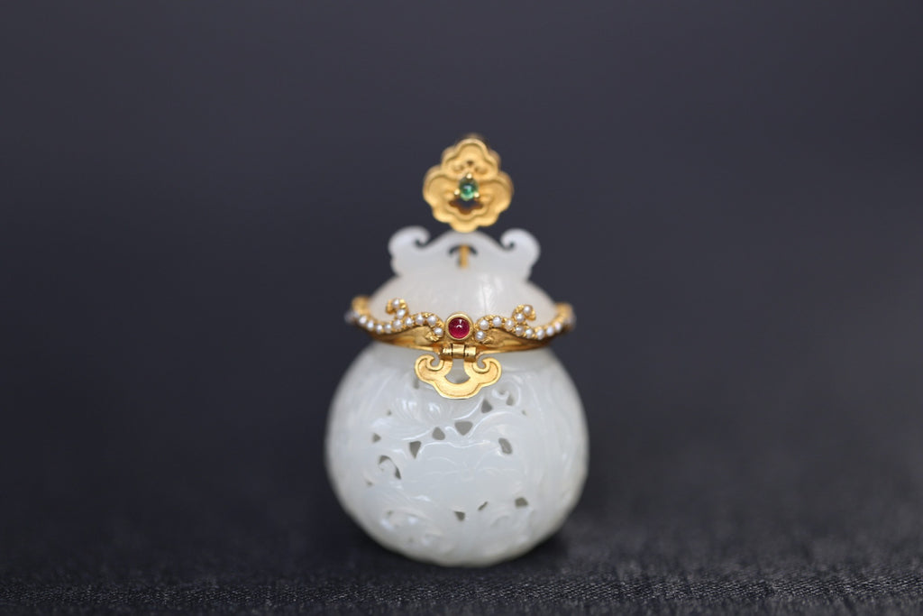GALET 028 · Suet White — nephrite jade pendant, front