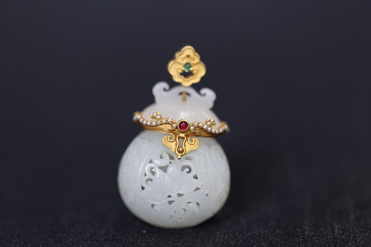 GALET 028 · Suet White — nephrite jade pendant, detail