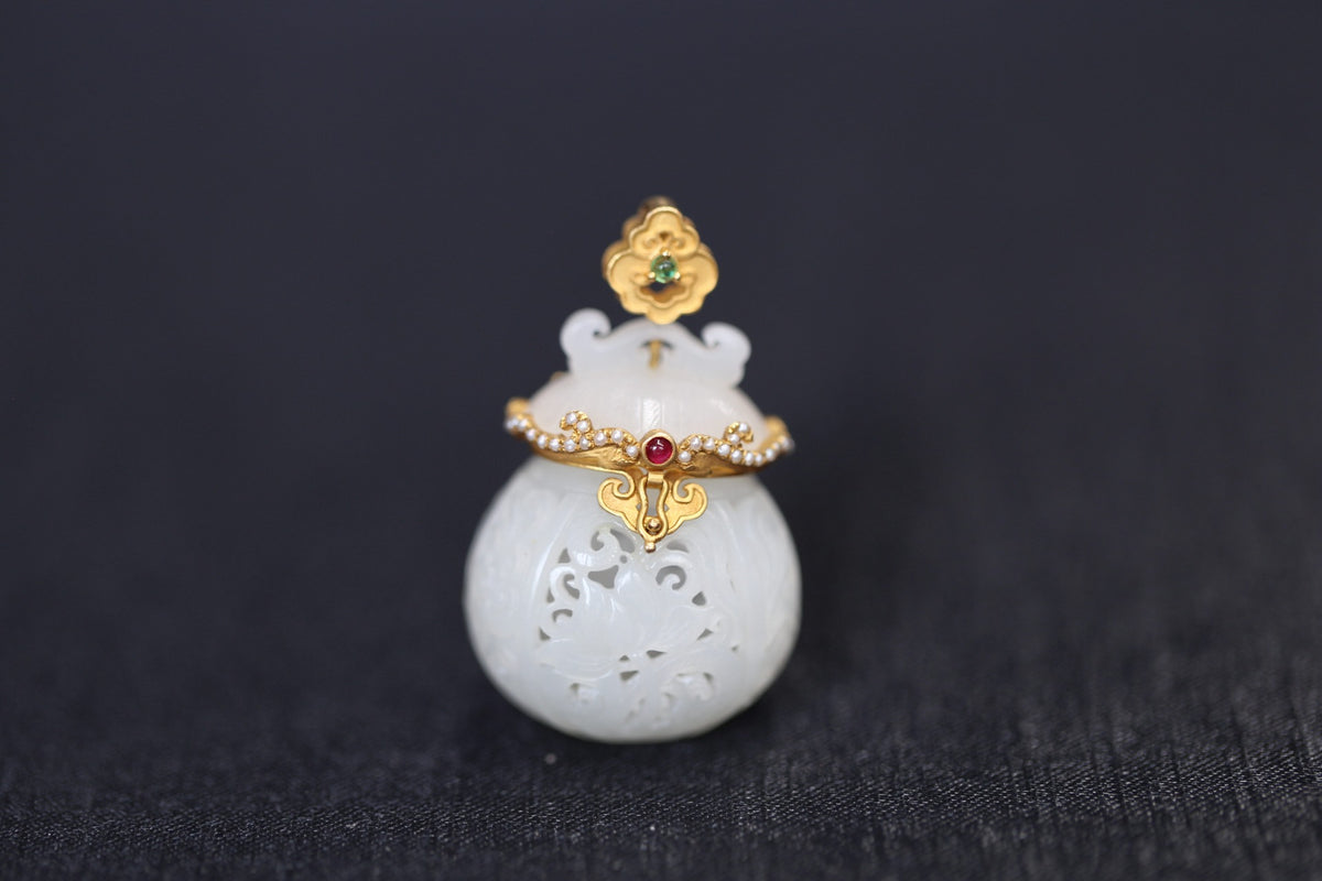 GALET 028 · Suet White — nephrite jade pendant, close view