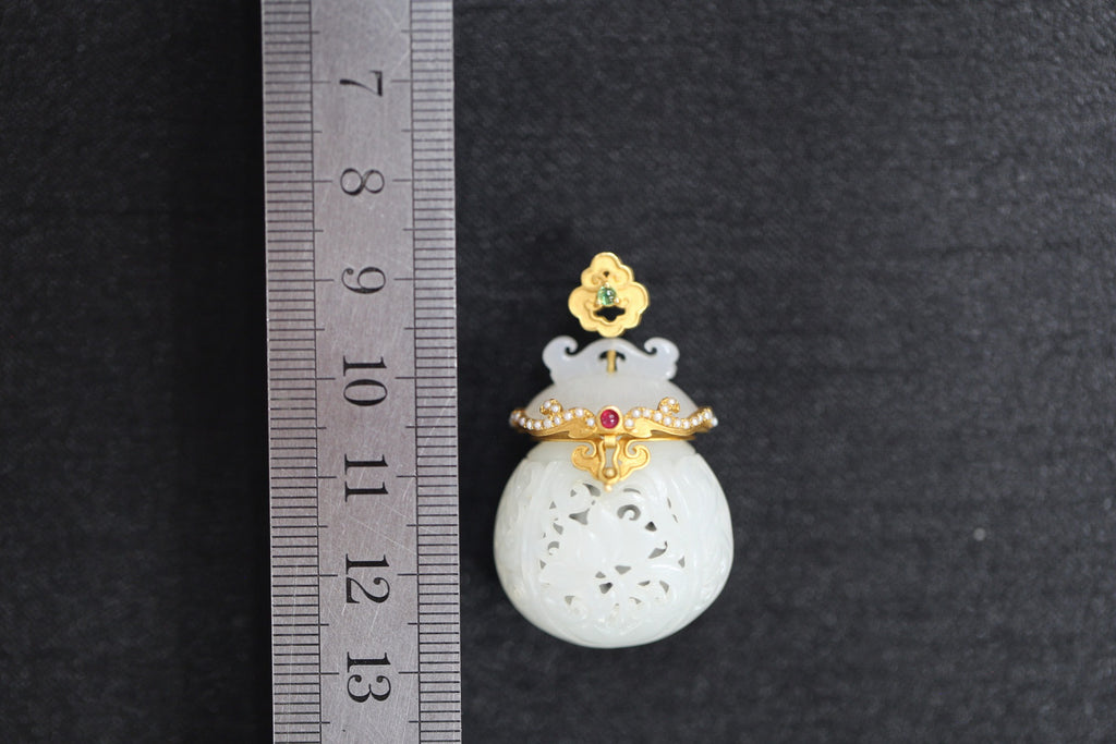 GALET 028 · Suet White — nephrite jade pendant, size reference